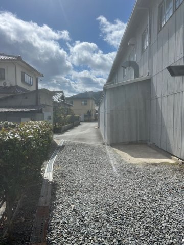 ◆建築条件無し売土地◆敷地ＢＩＧな３８７坪◆倉庫・事務所・物置きあり◆南丹市八木町南広瀬砂子の外観|倉庫横の東側通路(２０２４年６月撮影)
