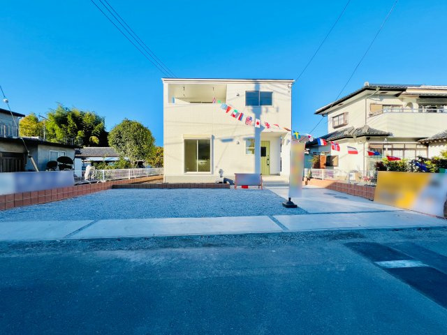 藤岡市小林の外観|駐車スペース広々で、駐車が苦手な方にもおすすめです♪