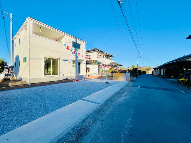 藤岡市小林の前面道路含む現地写真|お庭のスペースも十分に確保♪BBQや家庭菜園も実現◎