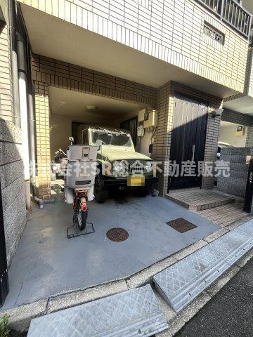 玉串元町1丁目中古戸建の駐車場|ハイルーフ車駐車可能！
自転車も置くスペースがございます！