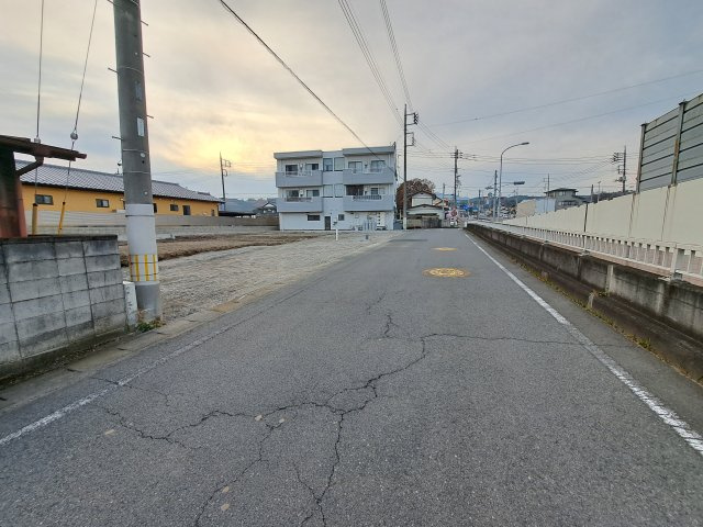新築　渋川市石原第4　１号棟の前面道路含む現地写真|北側接道幅員約5.2ｍ	