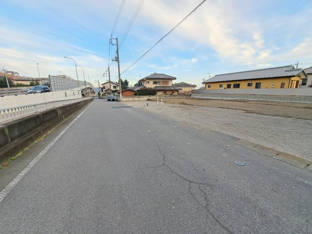 新築　渋川市石原第4　2号棟の前面道路含む現地写真|北側接道幅員約5.2ｍ	