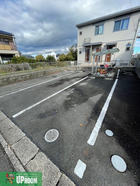 ヒルズ扶桑の駐車場