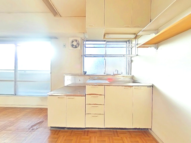 グリーンハイツ武庫之荘のキッチン|お料理しやすいキッチンです。システムキッチンではありません。