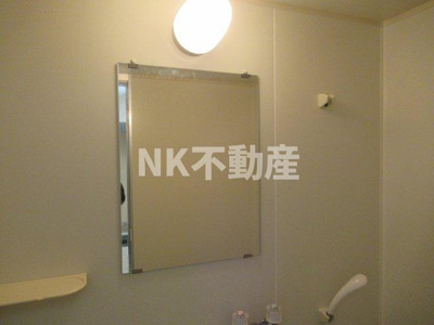 【浴室】 | オークハイツ（高井田賃貸） | お風呂に鏡があります。