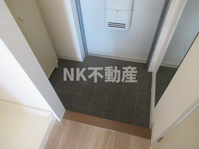 【玄関】 | オークハイツ（高井田賃貸） | 収納もある玄関です