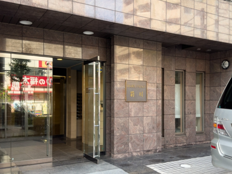 菱和パレス菊川のエントランス