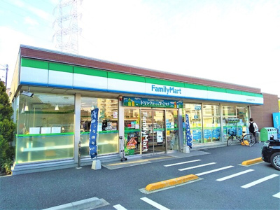 ファミリーマート 足立中央本町四丁目店まで150ｍ