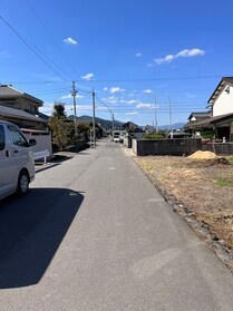 売土地の前面道路含む現地写真