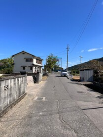売土地の前面道路含む現地写真