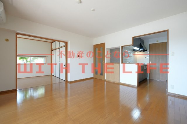 グランディア・デマラージュ【キャッシュバック対象物件】の居間・リビング|ゆったり過ごせるリビングです