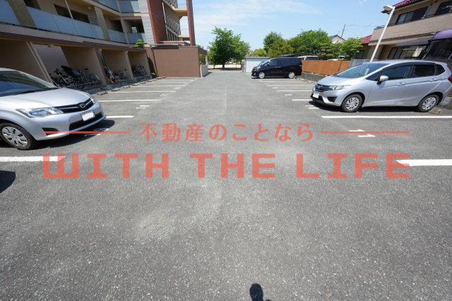 グランディア・デマラージュ【キャッシュバック対象物件】の駐車場|カースペースがあります