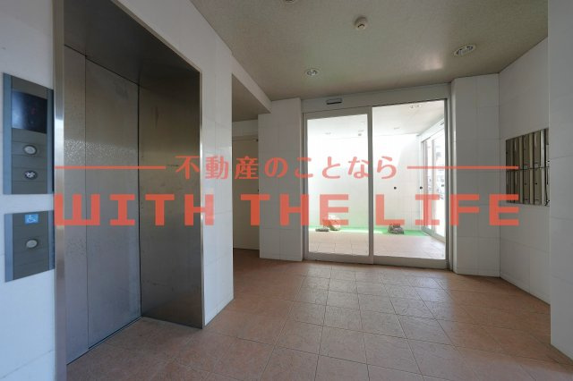 グランディア・デマラージュ【キャッシュバック対象物件】のエントランス|落ち着いたエントランスです