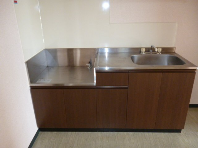 コーポ101のキッチン|コンパクトなキッチンで掃除もラクラク