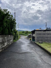 売土地の前面道路含む現地写真