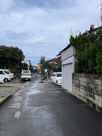 売土地の前面道路含む現地写真