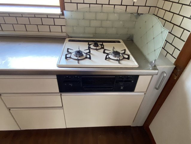 西条市飯岡1969-4のキッチン|コンパクトなキッチンで掃除もラクラク