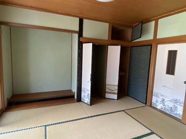 西条市飯岡1969-4　中古戸建の和室|柔らかい畳が心地よい和室