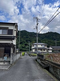売土地の前面道路含む現地写真