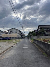 売土地の前面道路含む現地写真