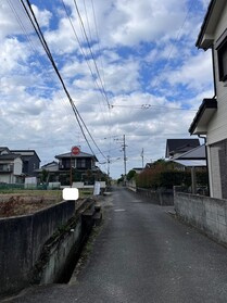 売土地の前面道路含む現地写真