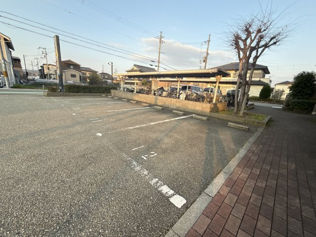 サンヒルズ岡田の駐車場