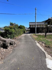 売土地の前面道路含む現地写真