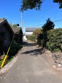 売土地の前面道路含む現地写真