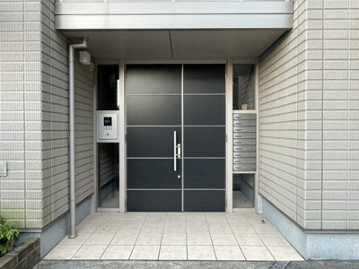 【エントランス】 | MYL【SHM】 | 共用エントランスは不審者の侵入を未然に防ぐオートロック付き！防犯対策充実しています◎