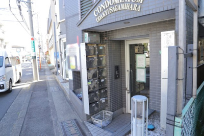 【エントランス】 | コンドミニアム小田急相模原 | マンションのエントランスには、もともと風よけや防犯の役割がありますが、マンションによって宅配ボックスなどの設備が備わっている所もあります。日々の生活をイメージしながら生活しやすさをチェックしましょう。
