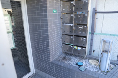 【設備】 | コンドミニアム小田急相模原 | エントランス付近に設置されている集合ポストは、住んでいる部屋と離れているため、ポストをあさるなど誰かに何かされていても被害に気づきにくいです。入居する時には他人に特定されにくい番号で鍵をかけましょう！