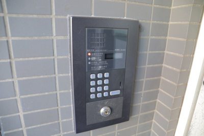 【防犯設備】 | コンドミニアム小田急相模原 | 室内の防犯設備もチェックしましょう！モニター付きインターホンが設置されているか、防犯シャッターが設備されているか、ベランダに人が上がってきにくい高さかなどチェックしておくと入居後も安心できるでしょう。