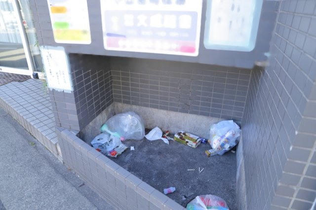【設備】 | コンドミニアム小田急相模原 | 共有部分は、住民なら誰もが使える設備のこと。例えば駐車場やエレベーター、インターネット設備、セキュリティ設備などがあります。他にも、マンションの廊下・外部階段やエントランス・ゴミ置き場などがあります。