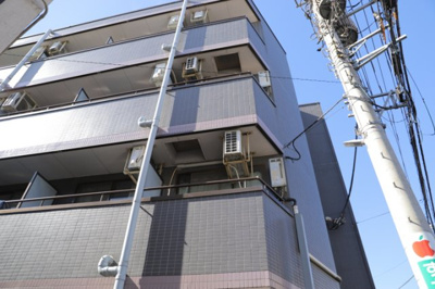 【現況写真】 | コンドミニアム小田急相模原 | 道幅が広い場所は日当たりや風通が良好です。幅が広いのですれ違いも可能ですし大きな車でも駐車可能！一方で、大型車が通ることも多くなるため交通量の増加により騒音に繋がります。また土地の値段が高くなります。