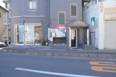 【外観】 | コンドミニアム小田急相模原 | 外観はマンション管理がされているかの目安になります。築年数が古いと、壁面は劣化してひび割れが生じることも！建物が古びていても細かいところが修繕されていると、きちんと管理されているなぁと感じるでしょう。