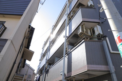【バルコニー】 | コンドミニアム小田急相模原 | 一般的なバルコニーは、奥行1.5ｍ程ですが、ワイルドバルコニーは2ｍまで広がっています。そのため洗濯物の間隔をあけ干すことができ、乾きやすいというメリットや、ガーデニングが楽しめる等の特徴があります。