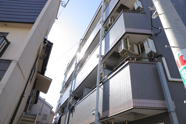【バルコニー】 | コンドミニアム小田急相模原 | 一般的なバルコニーは、奥行1.5ｍ程ですが、ワイルドバルコニーは2ｍまで広がっています。そのため洗濯物の間隔をあけ干すことができ、乾きやすいというメリットや、ガーデニングが楽しめる等の特徴があります。