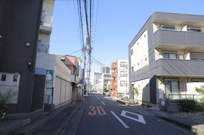 【展望】 | コンドミニアム小田急相模原 | 眺望の良さを楽しめるダイニングキッチンで家族団らんの時間を過ごしてはいかがでしょうか。バルコニーから見える景色を家族で眺める時間は、時間が経つのを忘れてしまいそうですね。是非、現地を見に行きましょう！