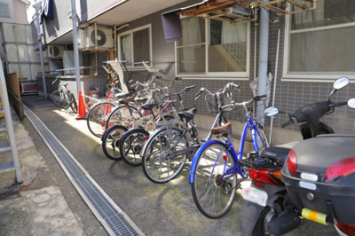 【駐輪場】 | コンドミニアム小田急相模原 | マンションの駐輪場は、事前に空きがあるか確認を取ると安心です。せっかく入居したのに駐輪スペースがない！なんてことになったら大変ですよね。そこで、内見時や購入前にはまず事前に確認しておくと良いでしょう。