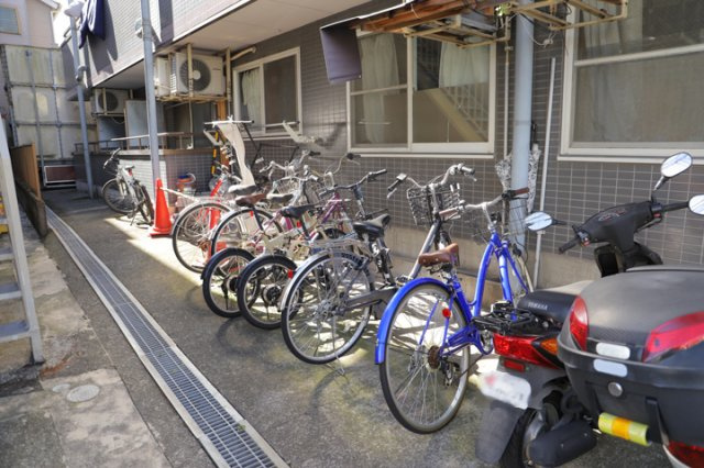 【駐輪場】 | コンドミニアム小田急相模原 | マンションの駐輪場は、事前に空きがあるか確認を取ると安心です。せっかく入居したのに駐輪スペースがない！なんてことになったら大変ですよね。そこで、内見時や購入前にはまず事前に確認しておくと良いでしょう。