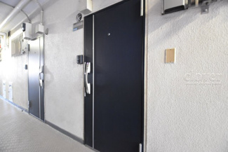 【その他共用部分】 | 皆様をお迎えする、お部屋の玄関ドア。開けやすさや開放角度、ドアノブの操作しやすさや鍵の形状などを、現地で一度ご確認ください。～即日のご見学可能～　お問合せはお気軽にどうぞ。
