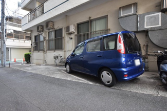 【駐車場】 | マンションの駐車場スペース。空きの有無や駐車料金、サイズ規定などについては、改めてお問い合わせください。～即日のご見学可能～　お問合せはお気軽にどうぞ。
