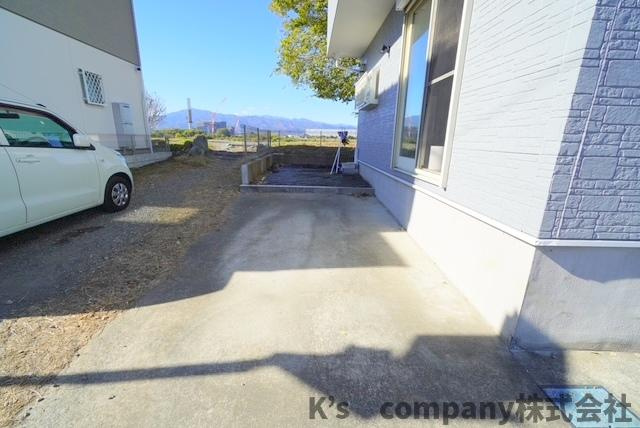 ◎海老名市上郷3丁目　中古戸建の駐車場|駐車スペース◇駐車スペースの奥にはお庭があり植栽や家庭菜園なども楽しめます♪