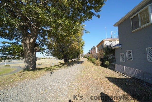 ◎海老名市上郷3丁目　中古戸建の周辺|住居の西側は開放感があり、ゆったりとした時間の流れを感じることができる長いお散歩コースがあります♪