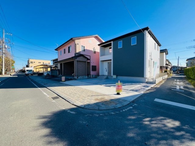 佐波郡玉村町の前面道路含む現地写真|角地で駐車も楽々♪