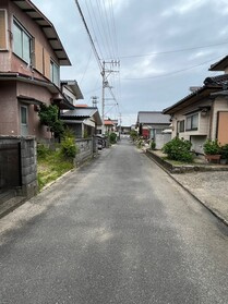 売土地の前面道路含む現地写真
