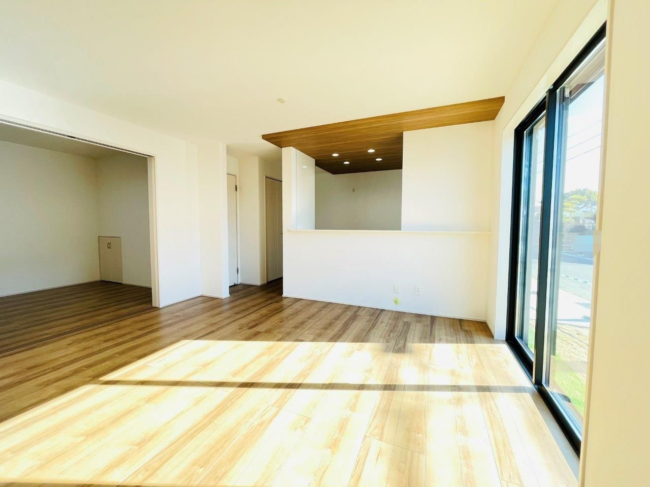 豊田市永覚新町　新築分譲住宅　全6棟　2号棟の居間・リビング|どこにいても家族の顔が見える、明るく開放的なLDK。