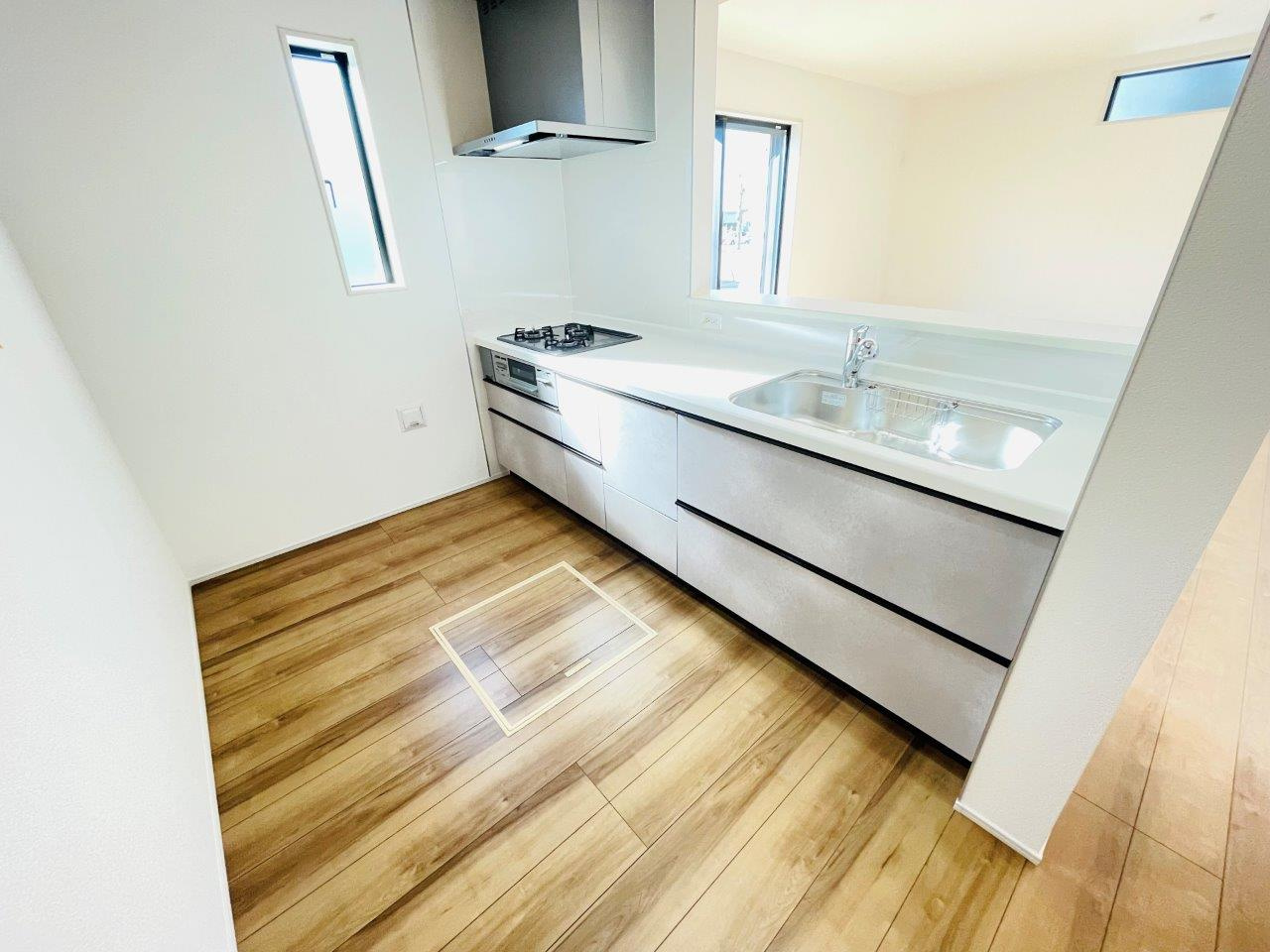 豊田市永覚新町　新築分譲住宅　全6棟　2号棟のキッチン|広いシステムキッチンでお子様と一緒にお料理もできます。