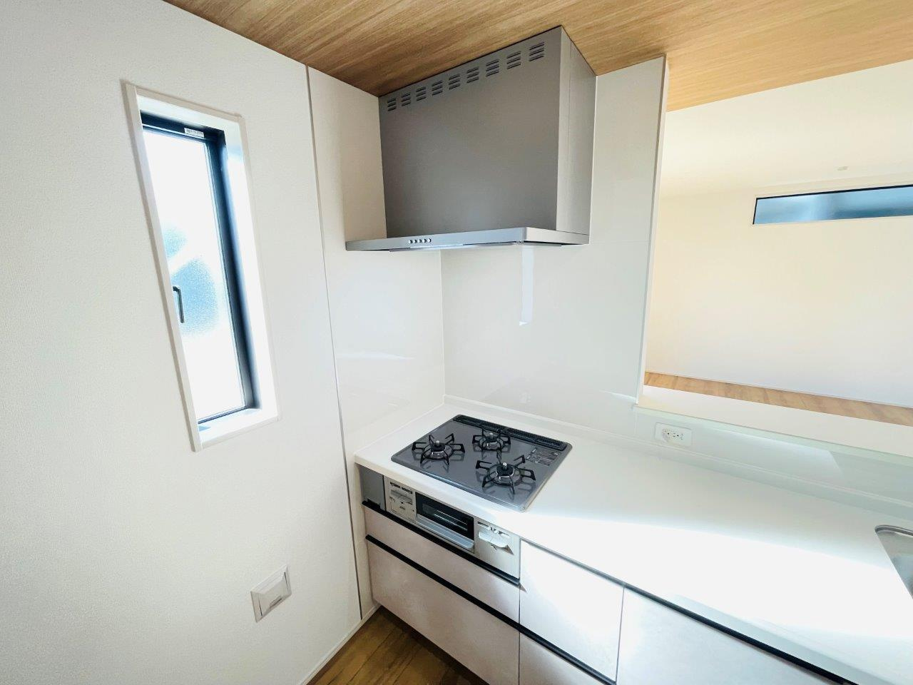 豊田市永覚新町　新築分譲住宅　全6棟　2号棟のキッチン|便利な3口コンロ。