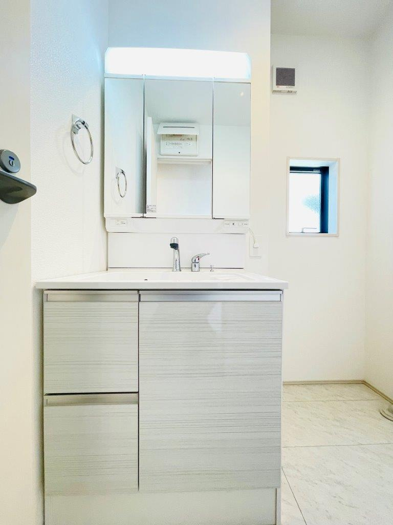 豊田市永覚新町　新築分譲住宅　全6棟　2号棟の独立洗面台|三面鏡仕様の洗面台！鏡の裏は収納になっています♪